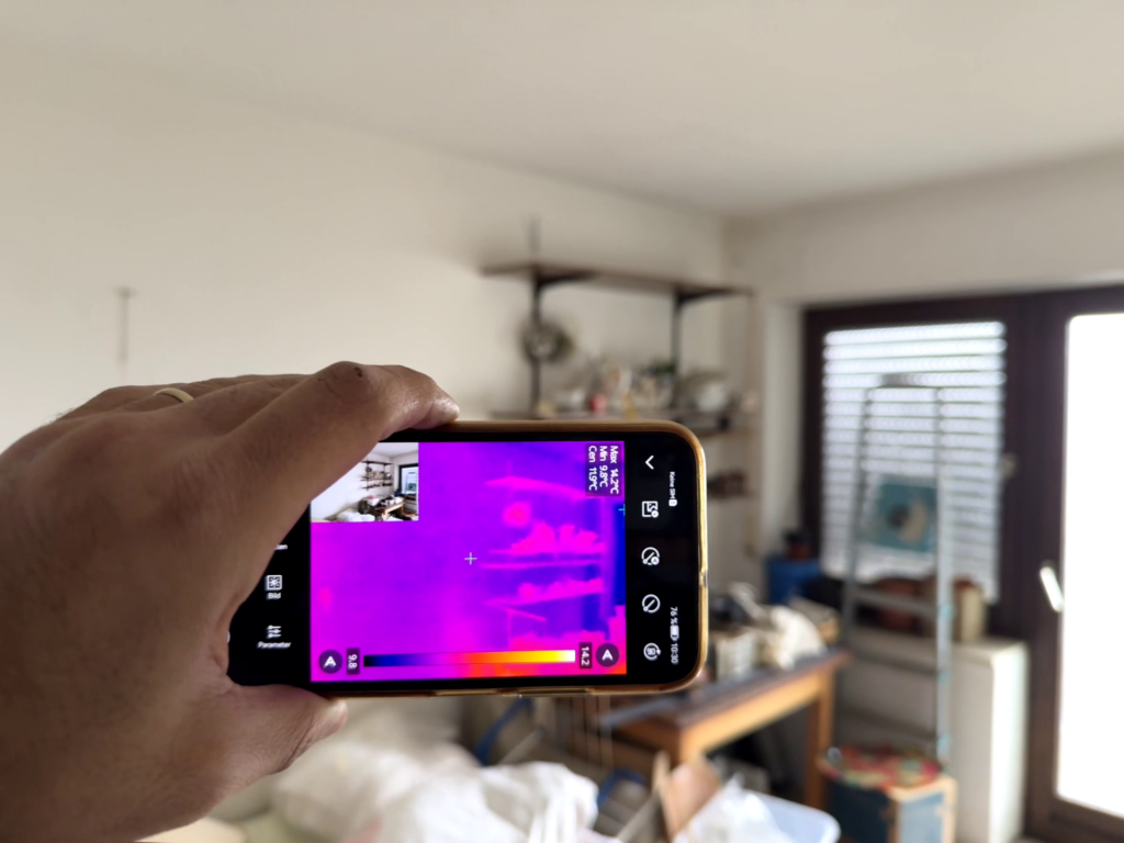 Thermografische Untersuchung einer Innenwand mit Smartphone-Thermo-Kamera